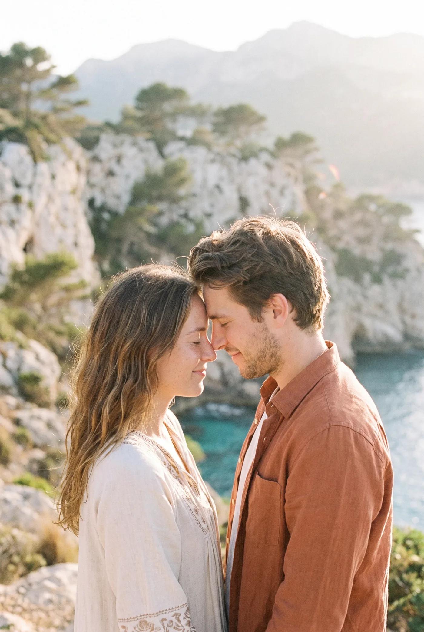 Lykka et Tore en portrait de couple sur la côte de Majorque