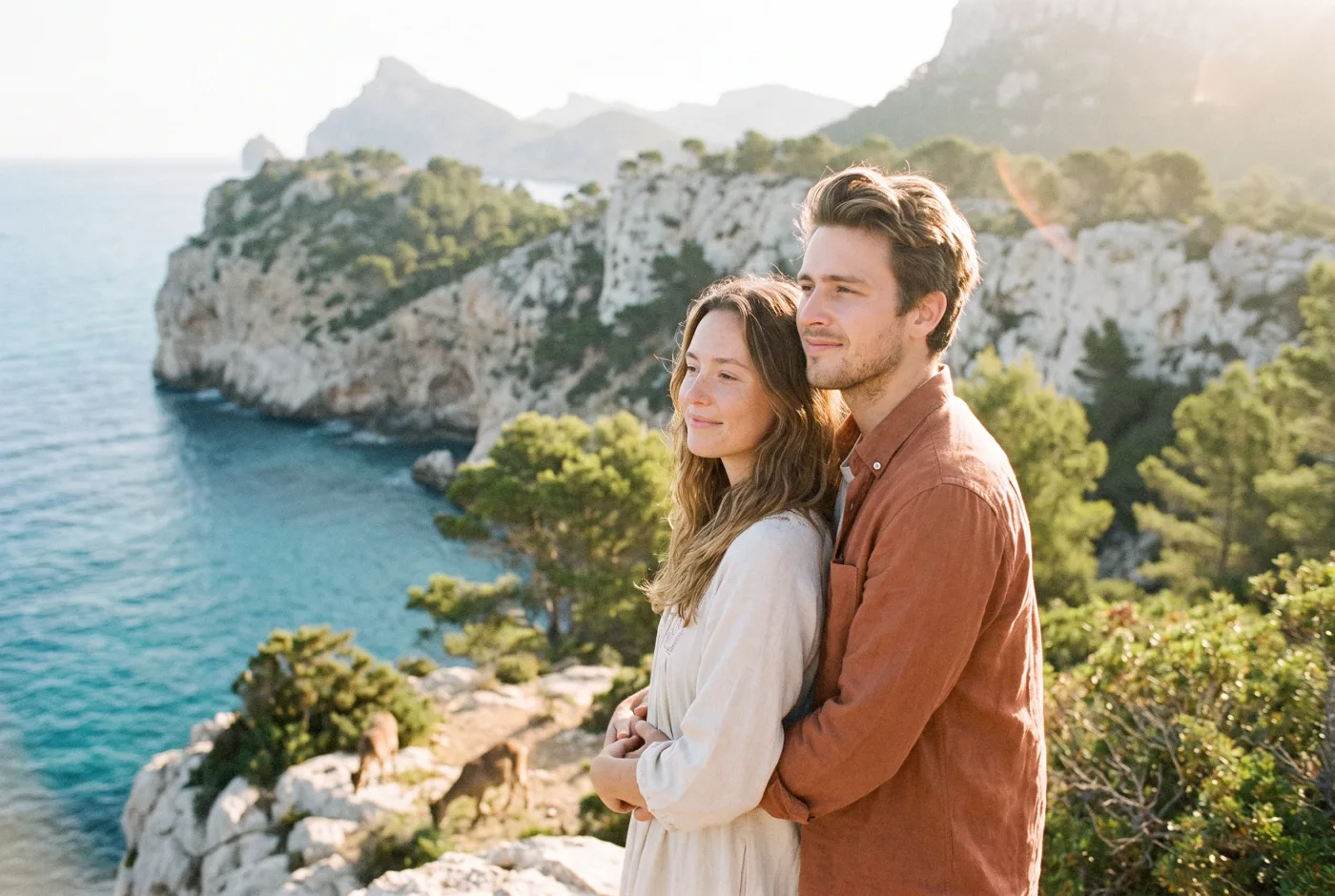 Lykka et Tore devant la mer et les rochers dans la lumière du soir