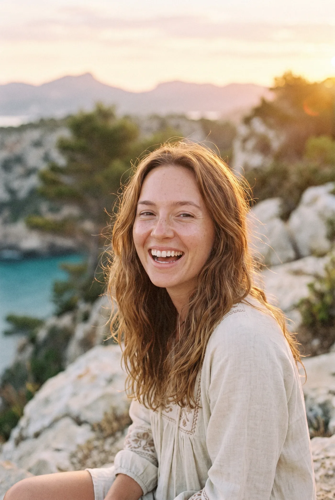 Portrait de Lykka qui rit sur la côte de Majorque